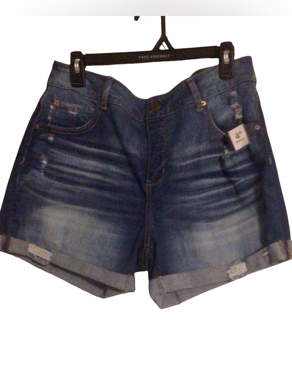NWT....Women Time and Tru Dark wash denim shorts. Relaxed fit ,4" inseam SZ 14